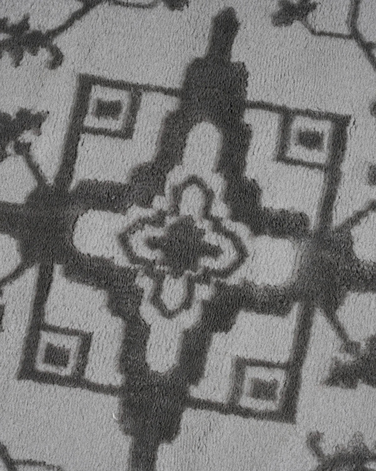 Aura Carpet | Grey Traditional